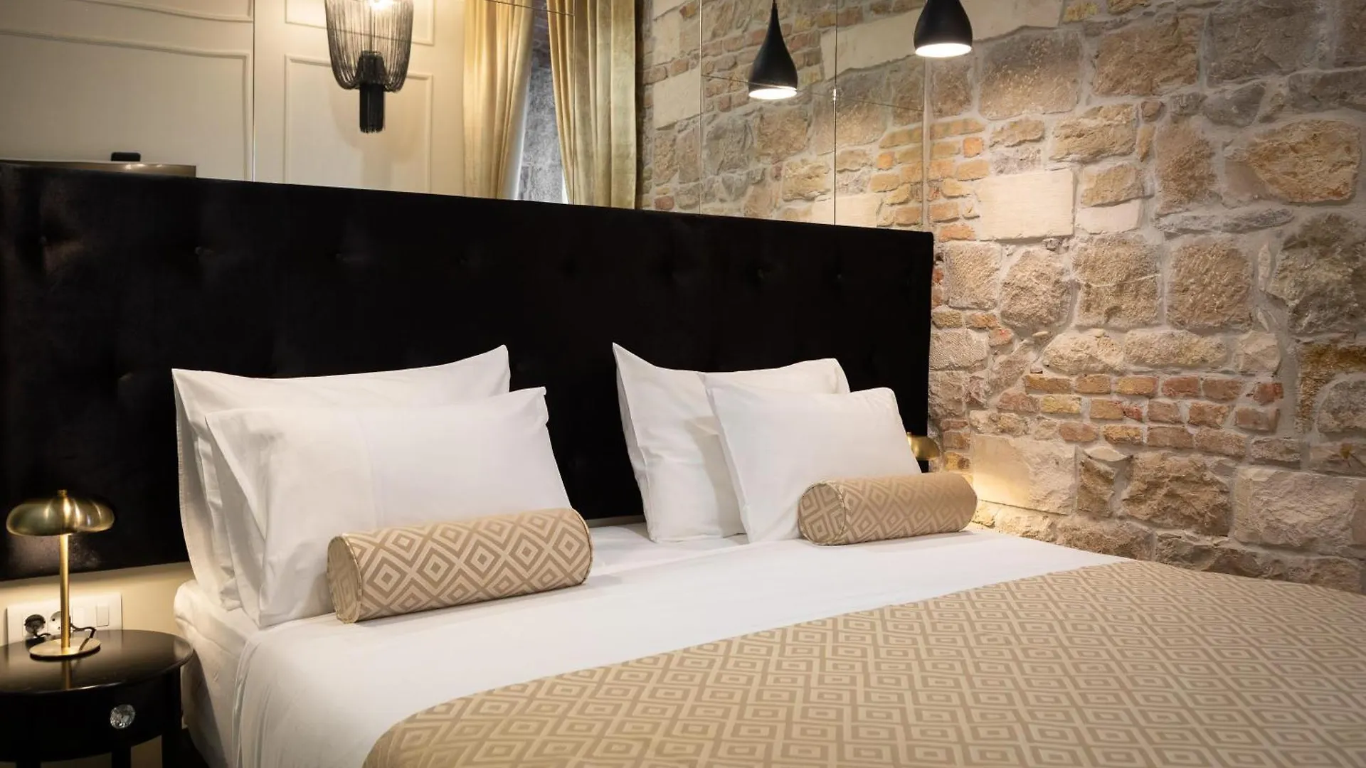 Luxury Rooms Golden Palace Citycentre Right Next To Diocletian'S Palace Split
