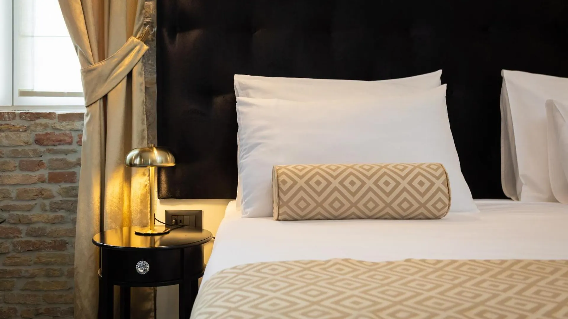 Luxury Rooms Golden Palace Citycentre Right Next To Diocletian'S Palace Split