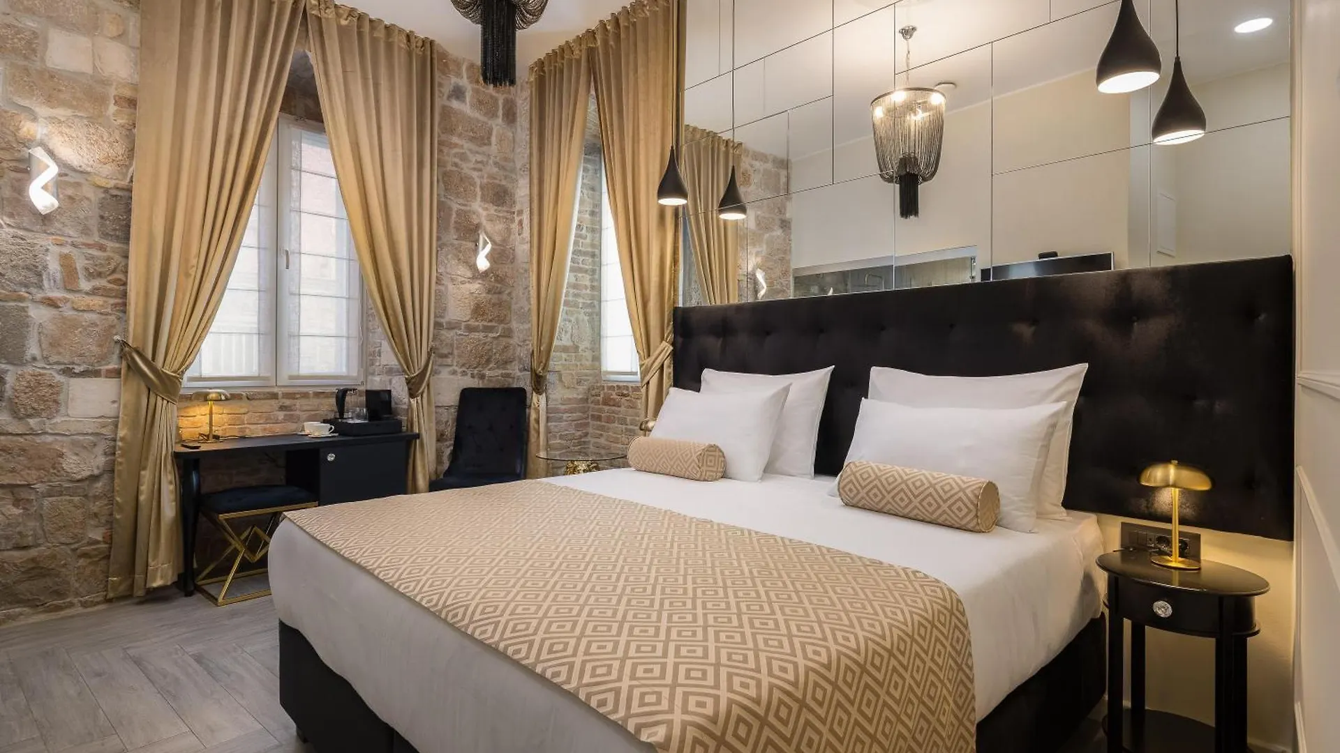 Luxury Rooms Golden Palace Citycentre Right Next To Diocletian'S Palace Split